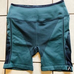 NWOT Athleta Teal/Blue Bike Shorts – Sz XL